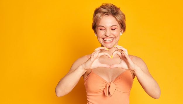 Schöne Frau machte Herz Finger sein. Konzept smm und Social Marketing.