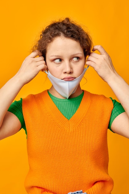 Schöne Frau medizinische Gesichtsmaske Grimasse Emotionen Nahaufnahme isolierte Hintergründe unverändert