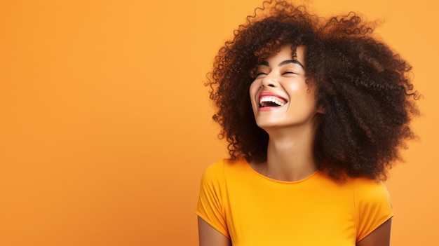 Schöne Frau mit Afro-Haaren, lächelnd auf hellem Hintergrund, lächelndes Porträt