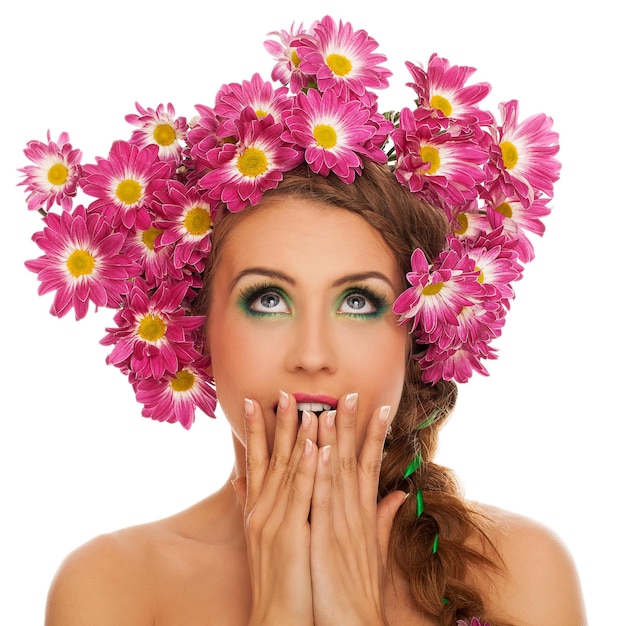 Foto schöne frau mit blumen im haar