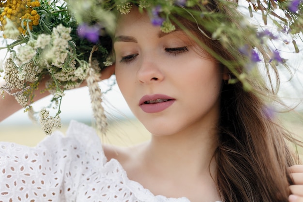 Schöne Frau mit Blumenkranz auf dem Kopf.