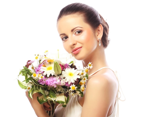 Schöne Frau mit Blumenstrauß von verschiedenen Blumen