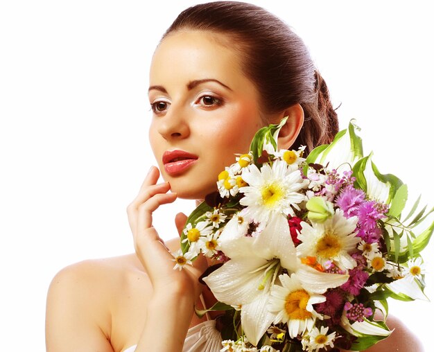 Schöne Frau mit Blumenstrauß von verschiedenen Blumen