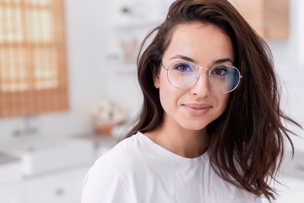 Foto schöne frau mit brille