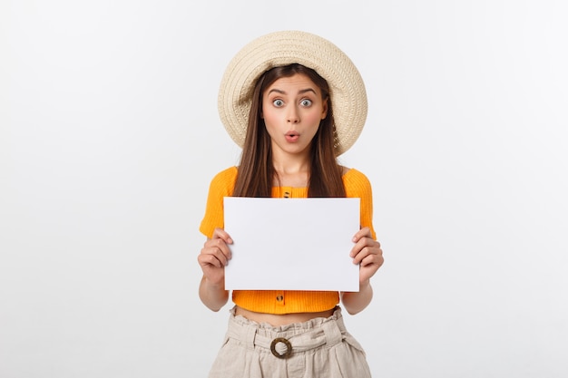 Schöne Frau mit dem Hut, der unbelegtes Papier anhält