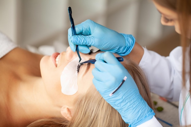 Schöne Frau mit den langen Wimpern in einem Schönheitssalon