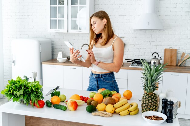 Schöne Frau mit digitalem Tablet