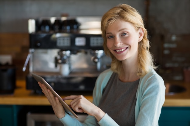 Schöne Frau mit digitaler Tablette