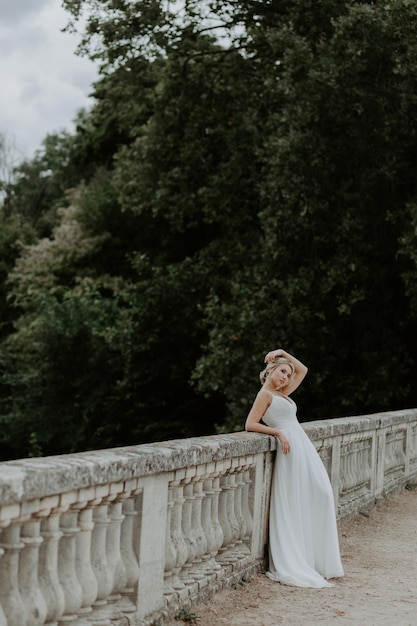 schöne Frau mit dunklem Haar im luxuriösen Hochzeitskleid