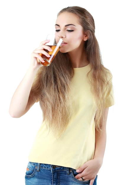 Schöne Frau mit einem Glas Saft, isoliert auf weiss