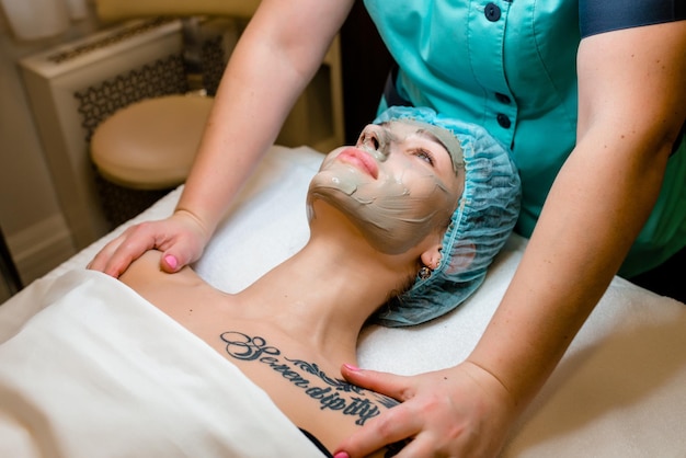Foto schöne frau mit einer gesichtskosmetik-peeling-behandlung von einem professionellen dermatologen im wellness-spa antiaging-gesichtspflege und luxus-lifestyle-konzept