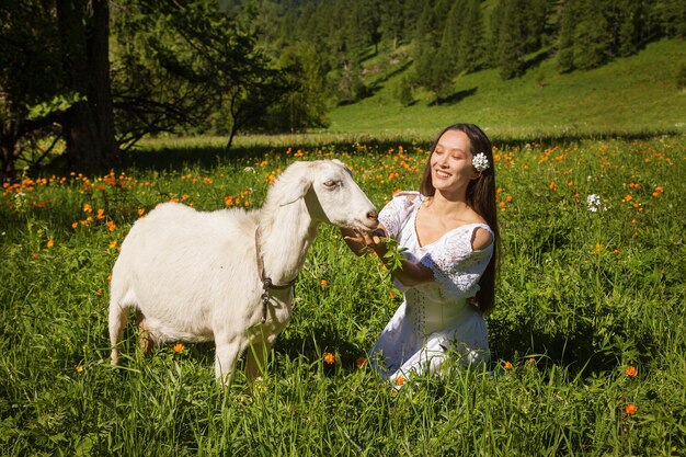 Schöne Frau mit einer Ziege im Altai-Gebirge. Tourismus-Konzept.