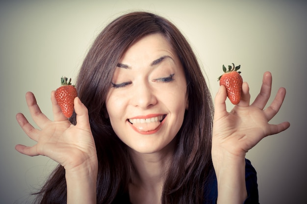 schöne Frau mit Erdbeeren