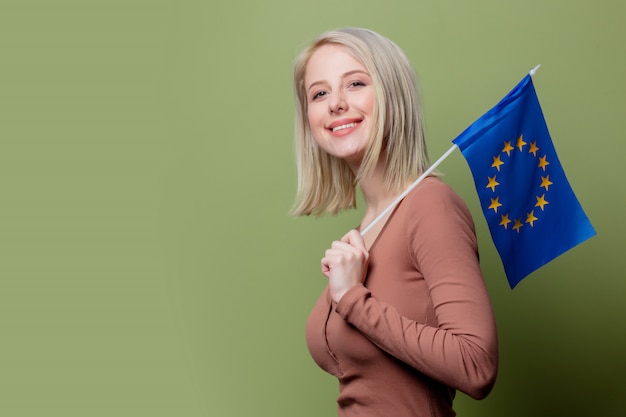 Schöne Frau mit Flagge der Europäischen Union