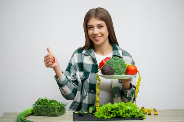 Schöne Frau mit Gemüse für Diätsalat.