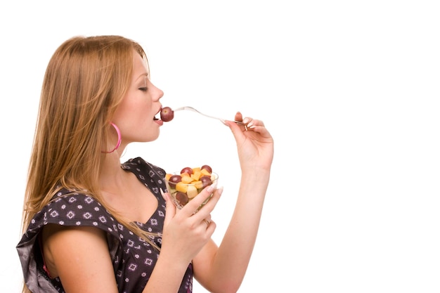 Foto schöne frau mit glasschale obstsalat