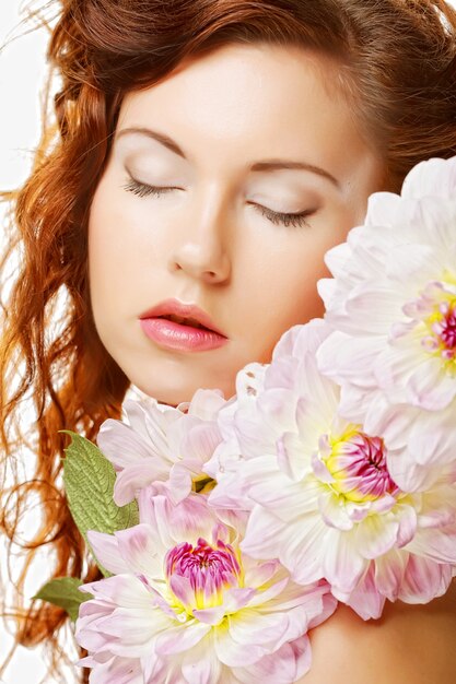 Schöne Frau mit großen rosa Blumen