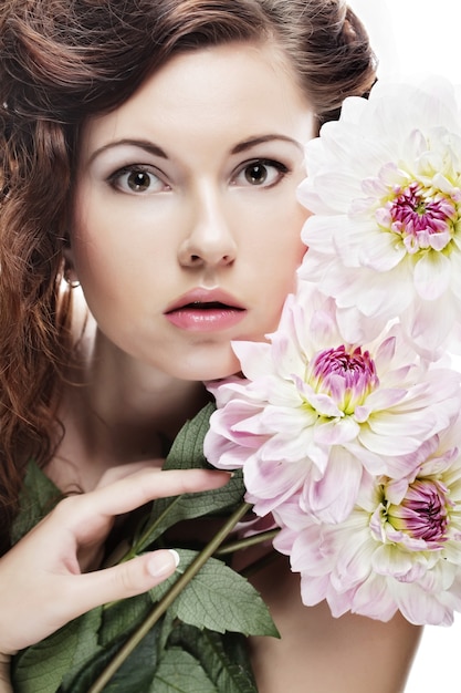 Schöne Frau mit großen rosa Blumen