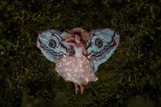 Schöne Frau mit großen Schmetterlingsflügeln
