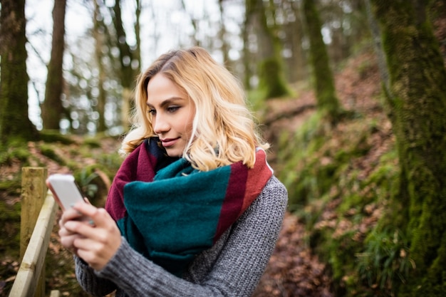 Schöne Frau mit Handy