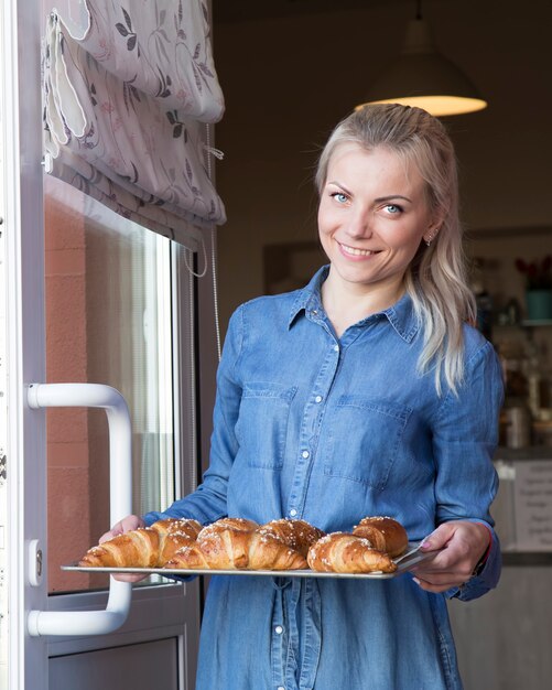 Schöne Frau mit hausgemachten frischen Croissants