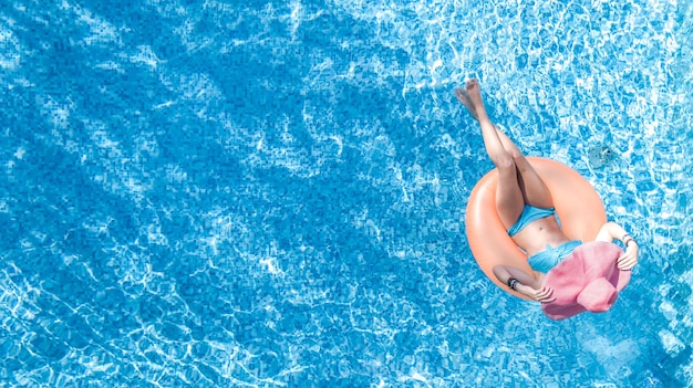 Schöne Frau mit Hut in der Luftdraufsicht des Swimmingpools von oben Junges Mädchen im Bikini entspannt sich