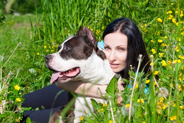 Schöne Frau mit ihrem Hund