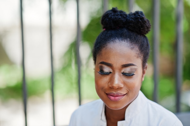 Schöne Frau mit Make-up