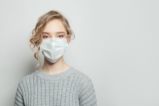 Foto schöne frau mit medizinischer maske mädchen mit einer gesichtsmaske auf weißem hintergrund