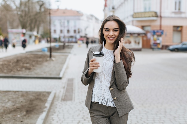 Schöne Frau mit Milchshake