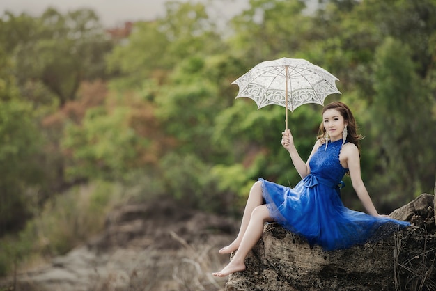 schöne Frau mit Regenschirm