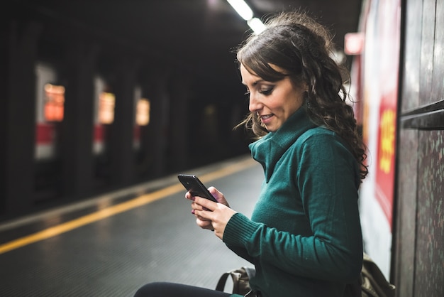 schöne Frau mit Rollkragen auf U-Bahn