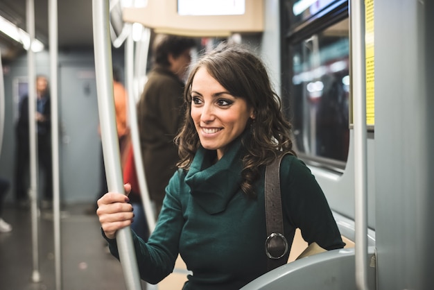 schöne Frau mit Rollkragen auf U-Bahn