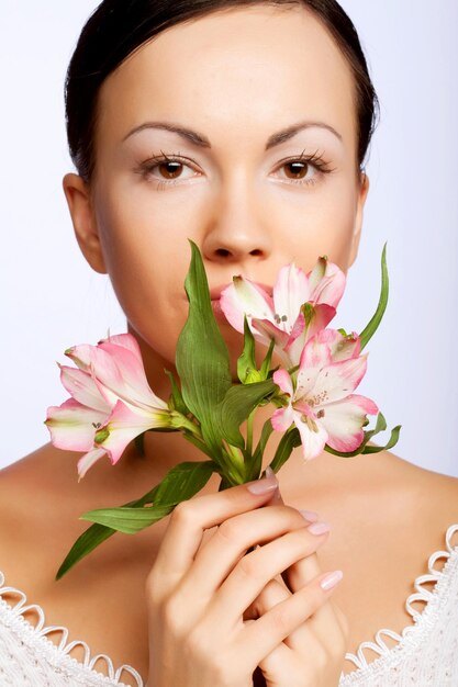 Schöne Frau mit rosafarbener Blume