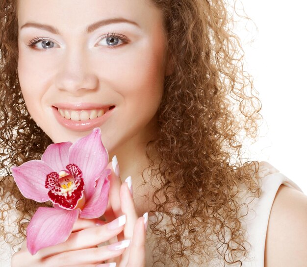 Schöne Frau mit rosafarbener Blume