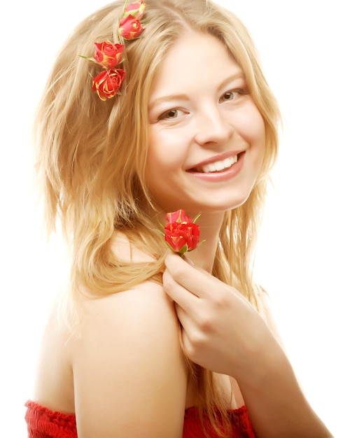 Schöne Frau mit Rosen im Haar