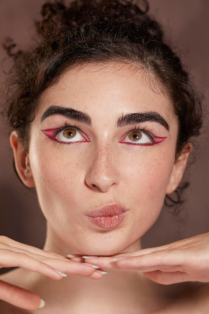 Foto schöne frau mit rotem eyeliner