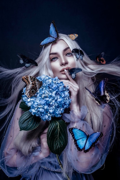 Schöne Frau mit Schmetterlingsporträt