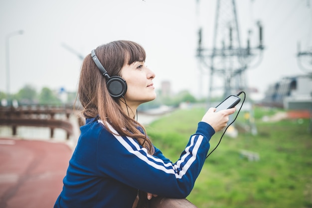 Schöne Frau mit Smartphone und Musik hören