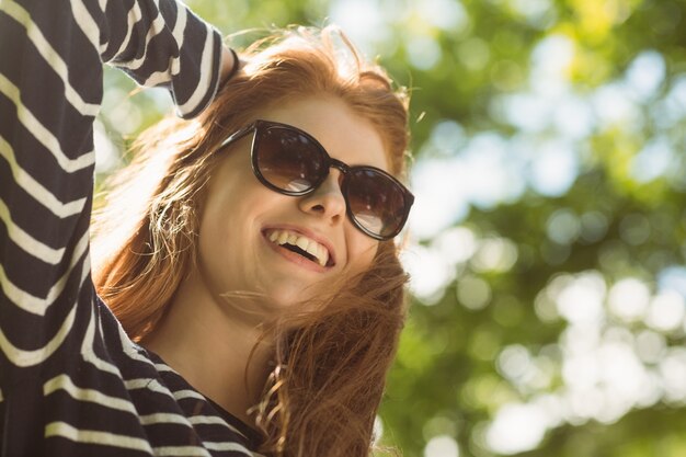 Schöne Frau mit Sonnenbrille