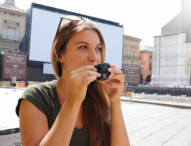 Schöne Frau mit Tasse Kaffee auf sonniger italienischer Landschaft