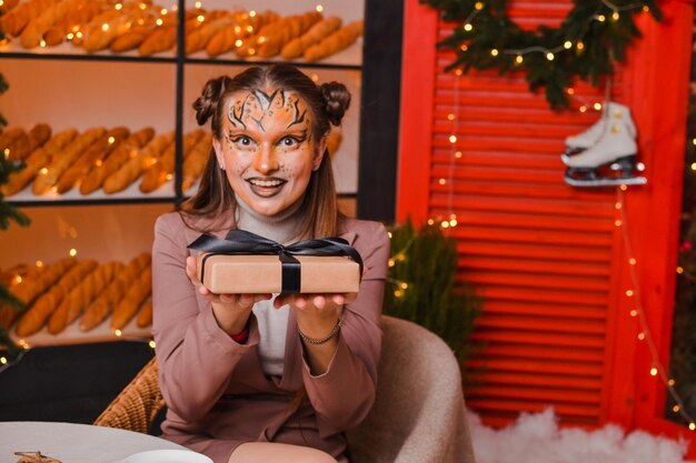 Schöne Frau mit Tiger-Make-up Konzept des neuen Jahres Symbol des Jahres