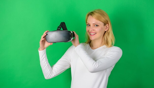 Schöne Frau mit Virtual-Reality-Brille im Studio Person mit Virtual-Reality-Helm