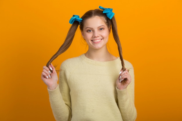 Schöne Frau mit zwei Haarzöpfen