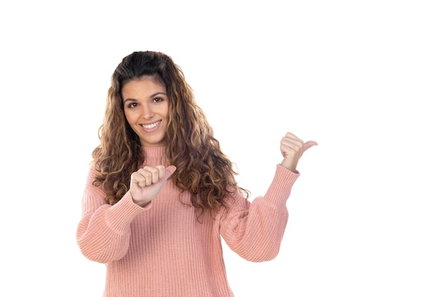 Schöne Frau mittleren Alters mit rosa Wollpullover lokalisiert auf einer weißen Wand