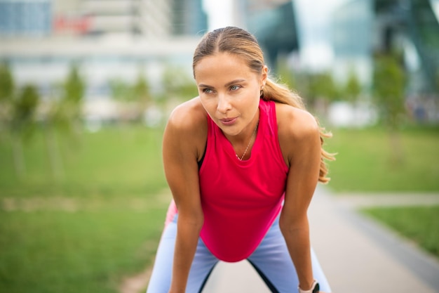 Schöne Frau müde beim Joggen in der Stadt