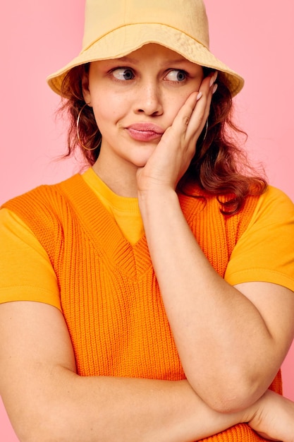 Schöne Frau orange Pullover Emotionen Spaß rosa Hintergrund unverändert