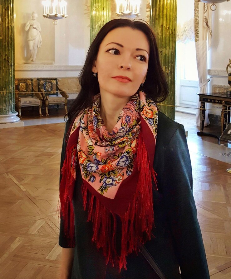 Foto schöne frau sieht weg, während sie zu hause steht
