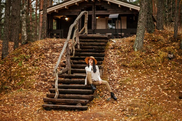 schöne Frau sitzt auf der Holztreppe