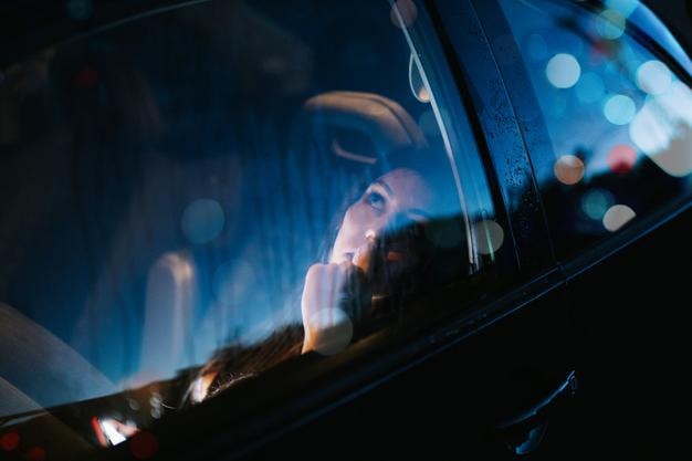Schöne Frau sitzt im Auto